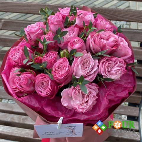 Букет из 7 веток кустовой пионовидной розы и эвкалипта (10)