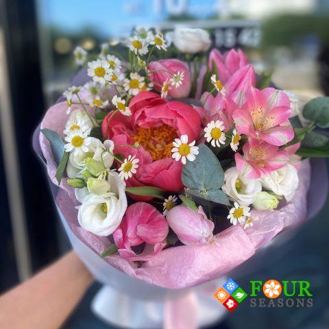 Букет из пионов, эустомы, танацетума, альстромерии и эвкалипта (104)