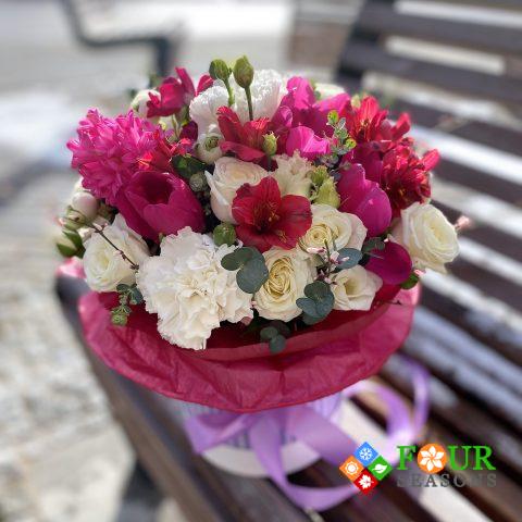 Цветы в коробке: гвоздика, роза кустовая, альстромерия, гиацинт, эвкалипт, тюльпаны, эустома (11)