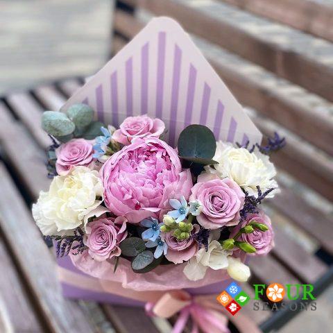 Цветы в коробке: пионы, гвоздика, фрезия, оксипеталум, роза кустовая, лимониум, эвкалипт (15)